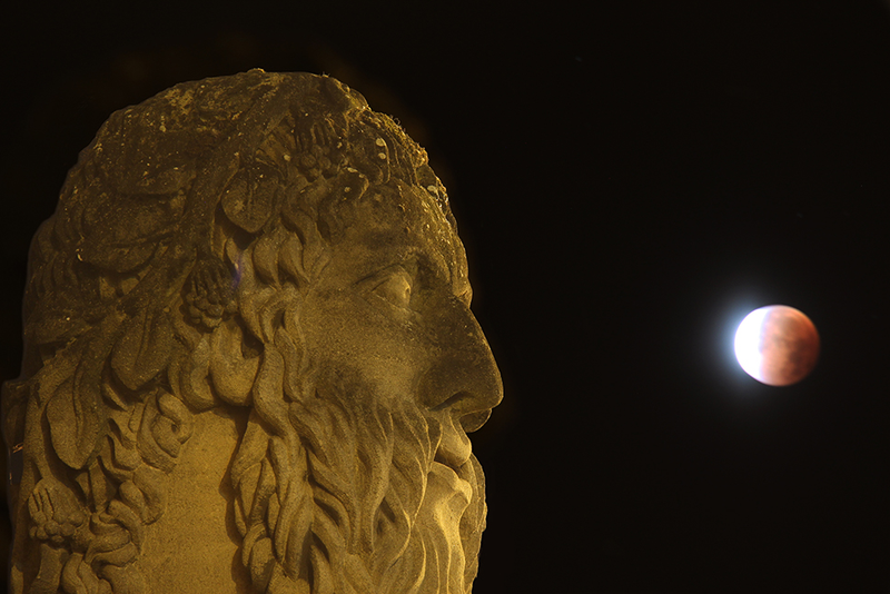 Illustration for article titled 34 Amazing Photos Of The Super Blood Moon